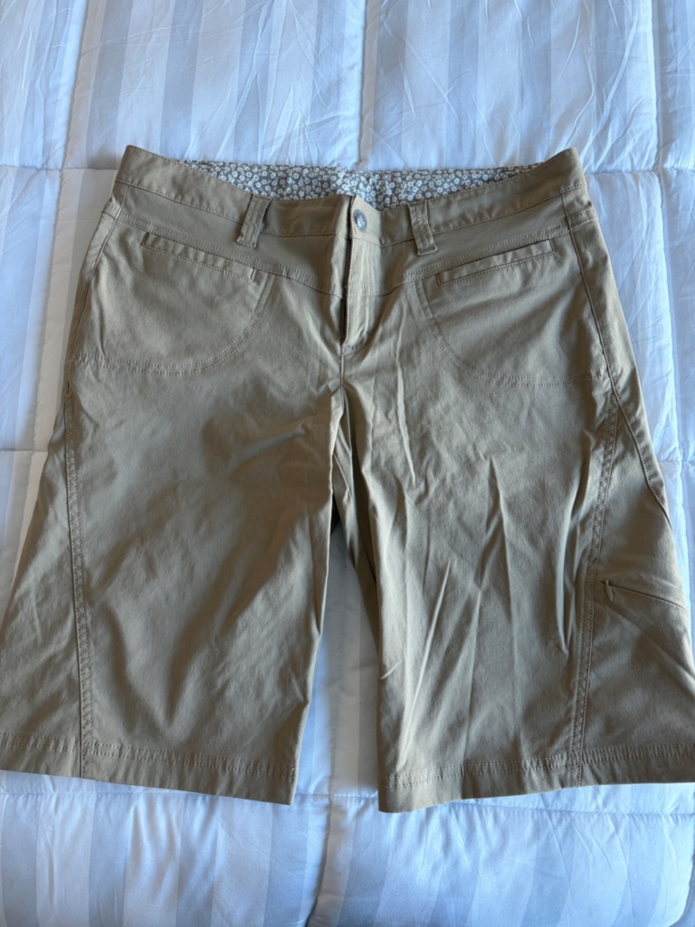 Women’s Athleta Dipper Bermuda Shorts, tan size 12